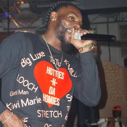 Aboog Carter performing live